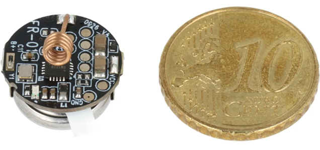 Imagen de un Mini Localizador GPS inferior a una moneda de 10 céntimos de euro para ocultar un coche