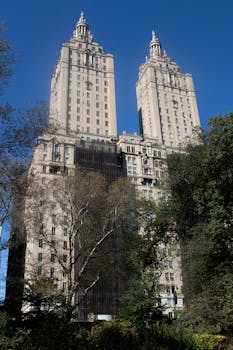 Sala de dirección que representa espacios donde se protegen decisiones estratégicas mediante controles contra dispositivos de escucha.