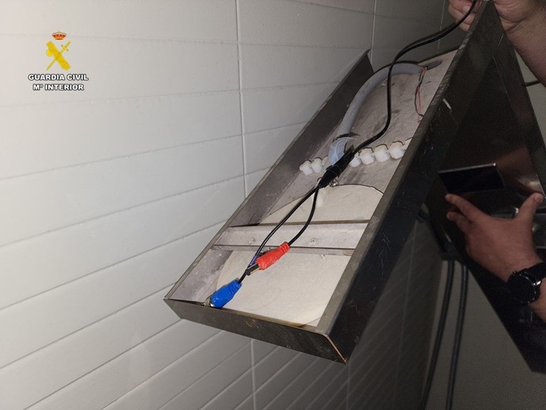 Detectar grabadora espía. Guardia Civil encuentra una grabadora oculta en el techo de una oficina