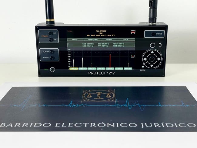 Detector de lentes para localizar cámaras ocultas durante un barrido electrónico mediante contramedidas electrónicas.