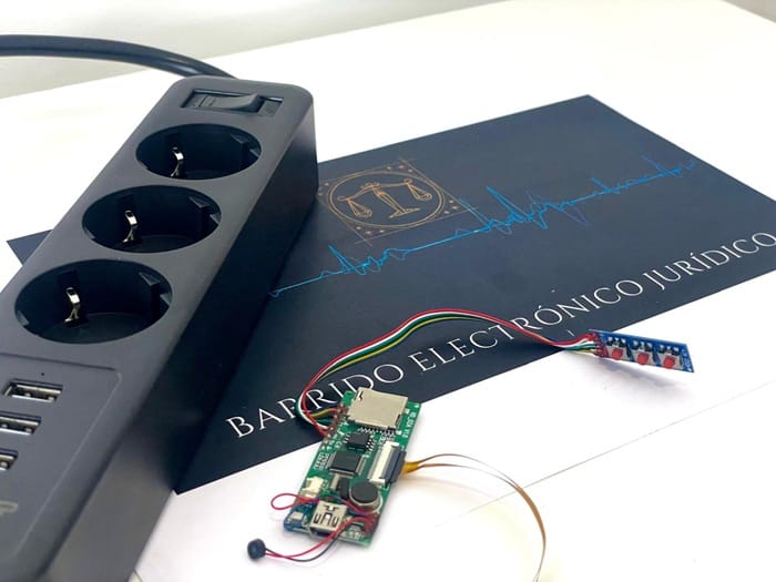 Micrófono oculto integrado en una regleta eléctrica localizado mediante barrido electrónico en una vivienda.